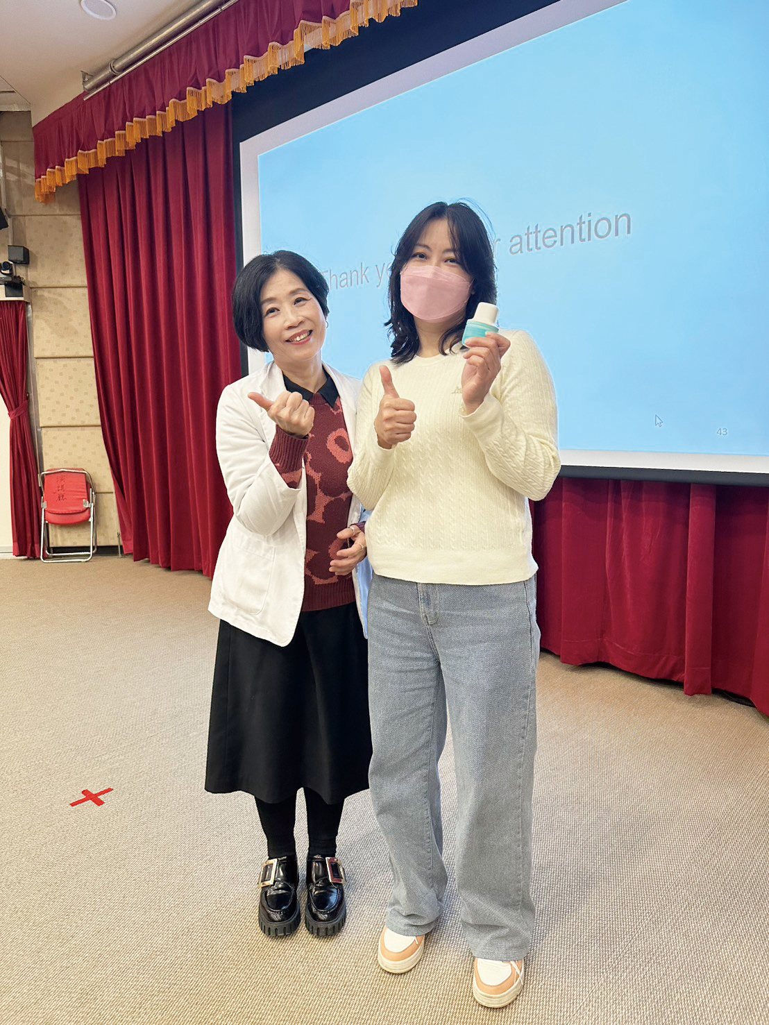 糖尿病衛教師陳思羽與病人合影